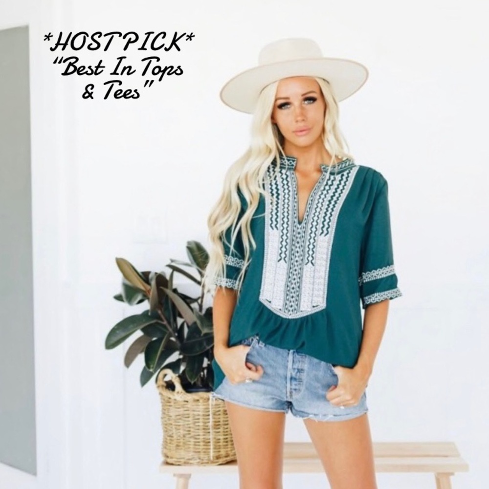 🎉HP!🎉 Beautiful Green and White Elbow Length Top